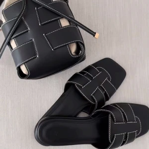 Trendiga bruna sandaler   - Säljer exakt dessa sandaler fast i brun, ifrån hm, bara testade, slutsålda. Plus poäng om du har väskan🥰