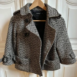 Trekvartsärmad kappa - Snygg trekvartsärmad kappa som är perfekt nu till hösten! 😇första bilden är lånad av tjejen jag köpte den av!