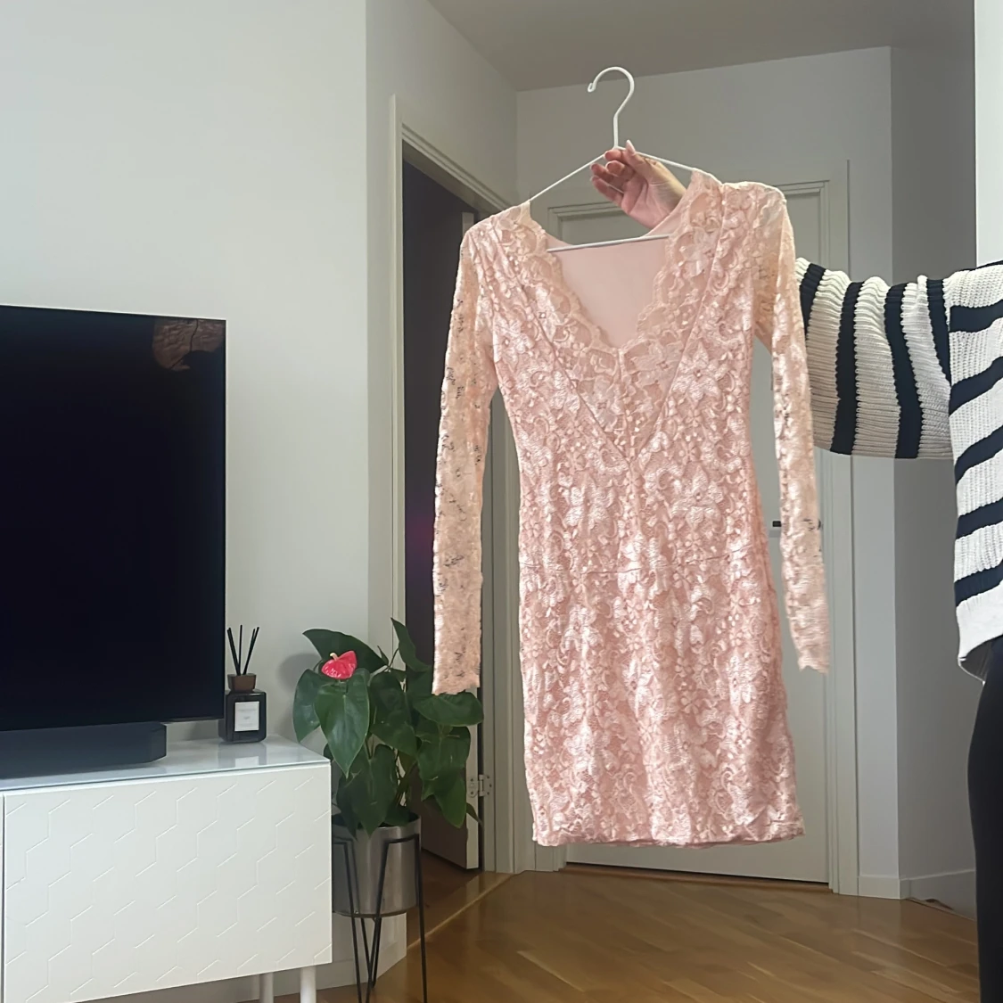 Ljusrosa spetsklänning med v-ringning - 1