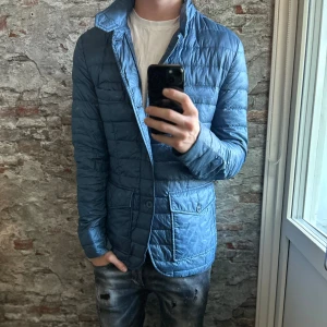 Herno Jacka - Mycket fint skick, inga defekter. Storlek 50/M passar dig som är mellan 180-190cm. Nypris ca 3500kr. Modellen är 185 cm, 79 kg. Jackan är rätt tunn. Skriv för mer information!🤝