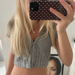 Bolero - Sååå fin silvrig paljettbolero, passar jättebra över andra toppar eller bara i sig som topp😍😍