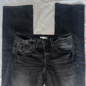 Svarta jeans från Gina Tricot - Svarta bootcut jeans från Gina tricot med detaljer av vita sömmar, storlek 164. Knappt använda så i väldigt bra skick