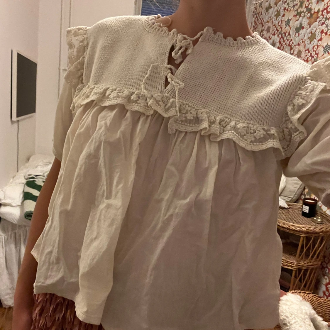 Vit romantisk blus med spets och knyt