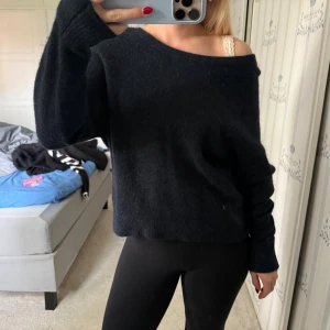 Svart offshoulder stickad tröja - Så snygg tröja från Samsoe Samsoe, de har lite större krage så man kan ha som off shoulder som jag har. Står tyvärr inte stlk i tröjan då den är flera år gammal. Jag har storlek 34, xs, s i vanliga fall och den sitter som på bilden på mig! 