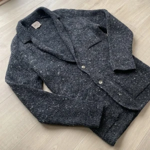 Saint Laurent Cardigan  - Säljer nu en sjukt snygg stickad cardigan från Yves Saint Laurent! Tröjan är i toppenskick 9/10, och inga defekter förekommer. Självklart äkta. Storlek Medium. Hör av dig vid intresse! 💫