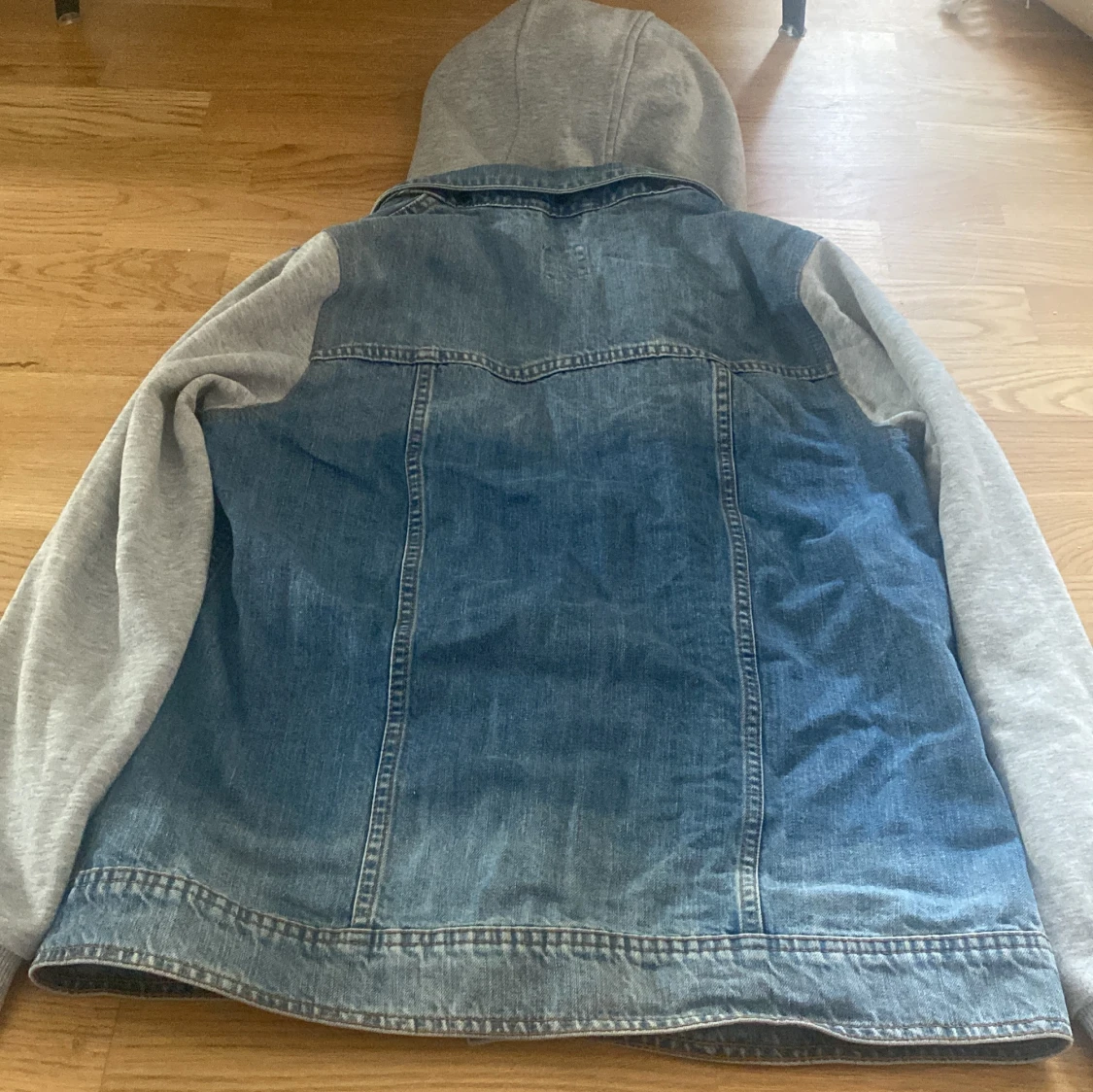 Jeansjacka med grå hoodieärmar, Crocker - 2