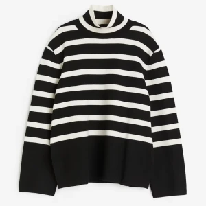 Randig svartvit polotröja - Snygg polotröja med breda svarta och vita ränder. Tröjan har hög krage och långa ärmar, perfekt för dig som gillar en stilren och trendig look. Oversized passform för extra chill vibe.