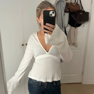 Topp från Gina  - Jättefin topp från Gina tricot!! Använd ett fåtal gånger och är i nyskick💖