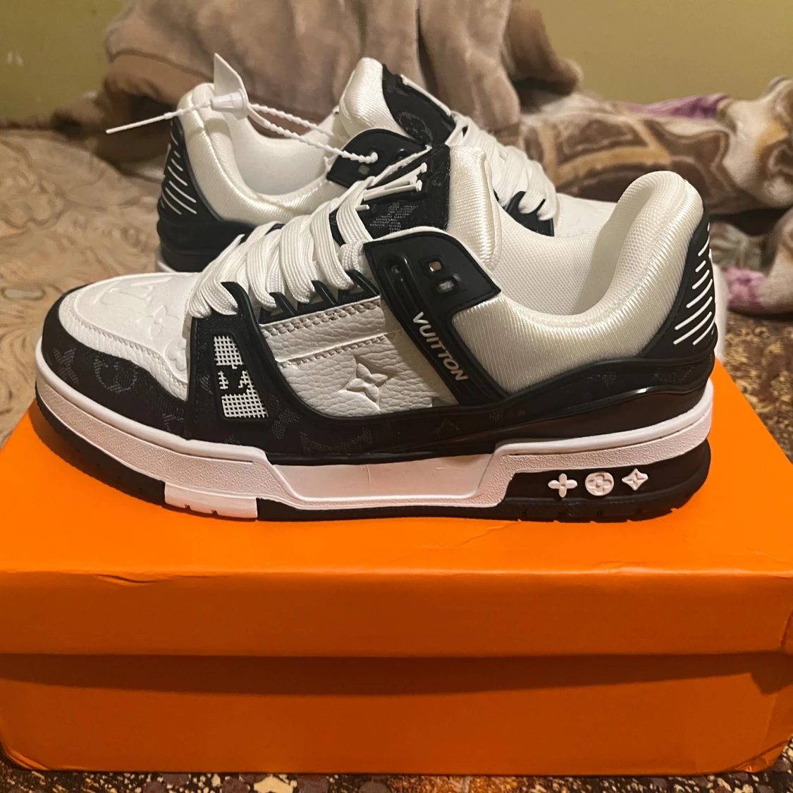 Louis Vuitton svartvita sneakers - 2