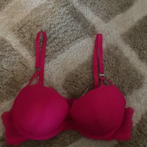 Rosa push-up bh  - Skrikrosa push upp bh från new yorker i storlek 80C