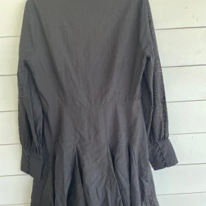 Svart kläning - Svart kläning med dåld dragkedja vid sidan