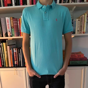 Turkos pikétröja Ralph Lauren - Extremt snygg raffe piké i storlek 14-16(XS/S), modellen är 177 och väger 60kg! Tröjan är lite skrynklig men annars i nyskick! Priset är diskuterbart!