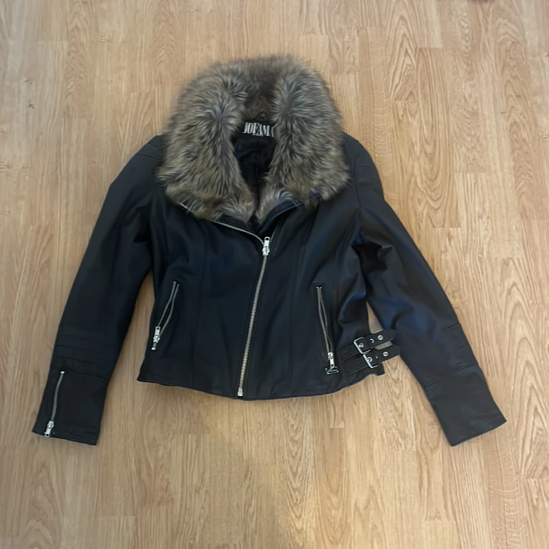 Svart skinnjacka med fuskpäls från Jofama