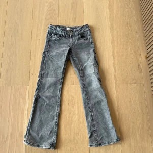 Low waist Bootcut jeans  - Snygga grå jeans med bootcut passform och low waist. Jeansen har en lätt tvättad look. 