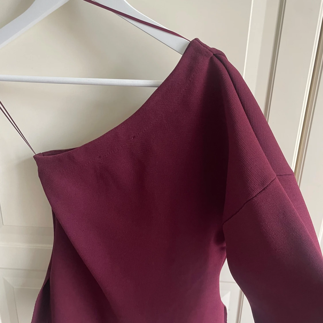 Vinröd oneshoulder topp från Zara - 2