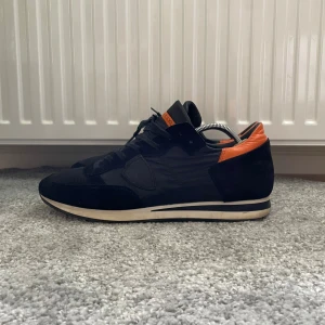 Phillipe model skor - Ett par riktigt snygga Philippe Model sneakers som är riktigt fräscha samt i fint skick. Perfekta till streetwear med en exklusiv känsla. Storlek 45, nypris ca 2800 kr. Ett grymt kap, hoppas du blir nöjd!