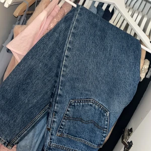 Levi's 501 blå jeans med knappar❤️ - Klassiska Levi's 501 jeans i mellanblå tvätt med raka ben och hög midja. Jeansen har knappgylf och fem fickor. Ganska high waist och straight modell❤️storlek 29-32, skriv för prisförslag eller fler bilder❤️❤️❤️