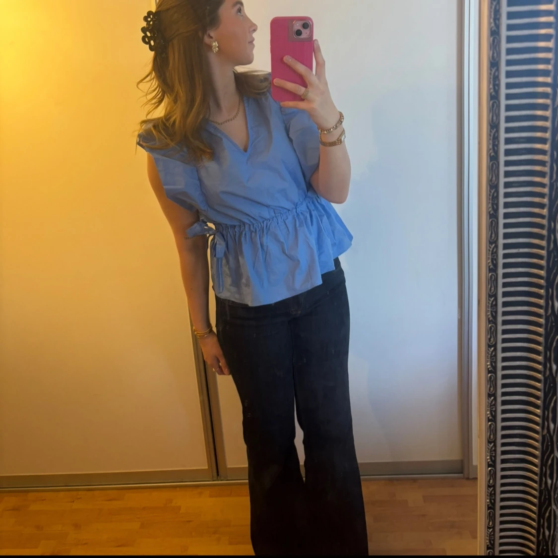 Blå blus med volang och knyt i midjan