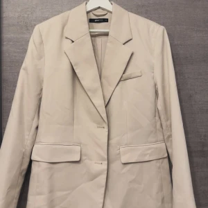 Beige kavaj från Gina Tricot XS - Stilren beige kavaj från Gina Tricot i storlek XS.🩷 orginal pris är 699kr