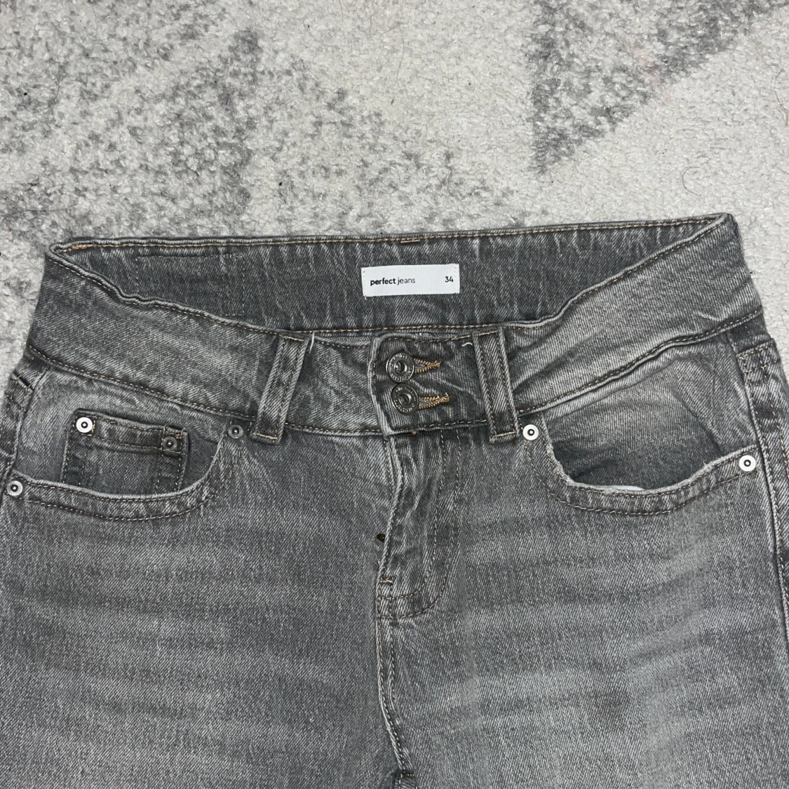 Grå jeans från Gina tricot, stl 34 - 1