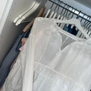 Vit blus från Mango i XS❤️ - Säljer en luftig vit blus från Mango i storlek XS. Blusen har diskreta små prickar i tyget, långa ärmar och en lätt v-ringning med knytband och tofsar. Jätte söt blus och har aldrig använt❤️skriv för bilder och prisförslag❤️❤️🫰🏼