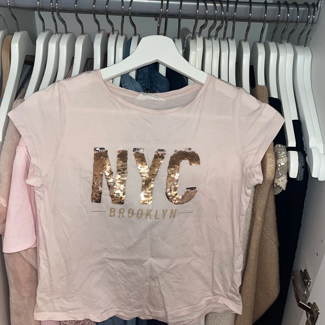 Ljusrosa NYC t-shirt med paljetter H&M❤️