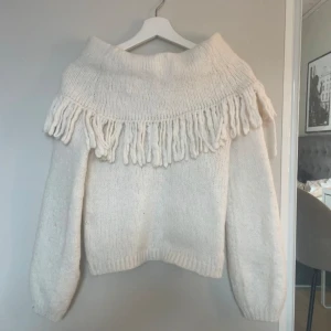 Vit stickad off-shoulder tröja - Använd och tvättad en gång💗