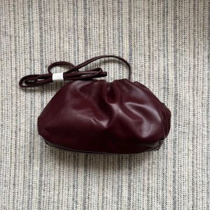 Vinröd Handväska - Dumpling bag Clutch Bag 21x7x14cm