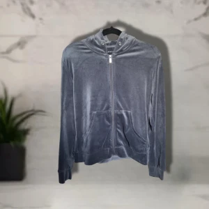 Grå velour hoodie från Gina Tricot - Mysig grå hoodie i mjuk velour från Gina Tricot. Tröjan har dragkedja framtill, huva med metallöljetter och två stora fickor. 