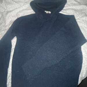 Gina tricot stickad  - Mörkblå stickad hoddie ifrån Gina Tricot young i storlek 158-164 sitter som en s/m den är lite noppig men inga andra defekter 