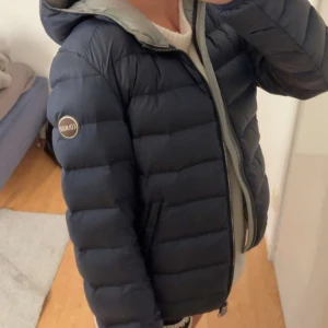 Colmar jacka  - Säljer en mörkblå Colmar jacka som jag inte längre använder. Passar bra för höst och mest för vinter. Pris kan diskuteras vid snabb affär. Litet hål p framsidan som är sytt igen, syns nt när man har på sig den. (passar mig som har s) 💗
