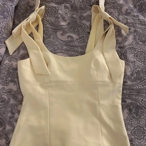 Ljusgul topp från Zara - Topp från Zara, använd en gång 