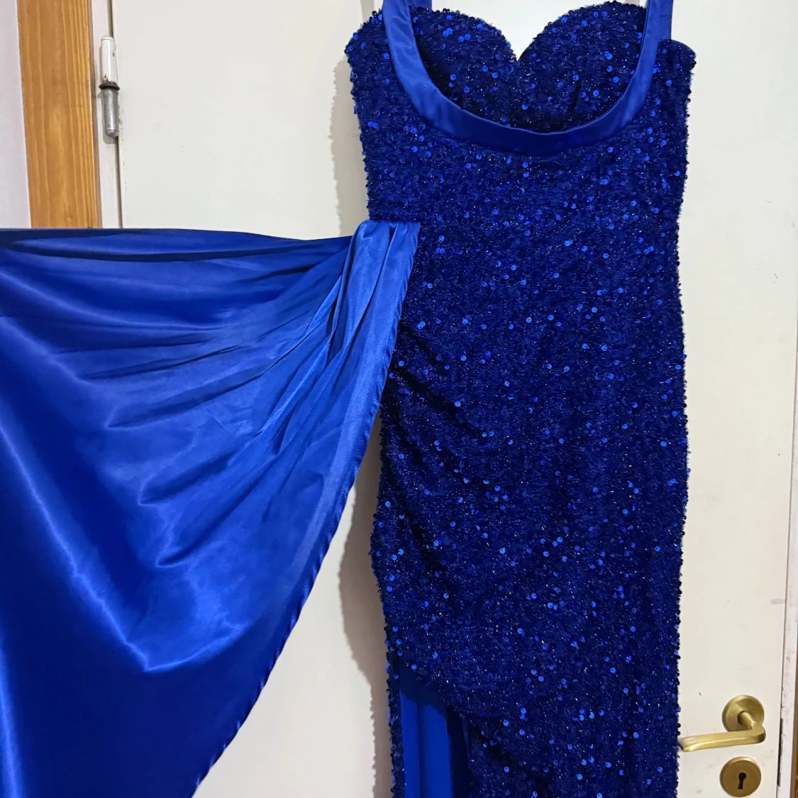 Glittrig blå långklänning med släp - 2