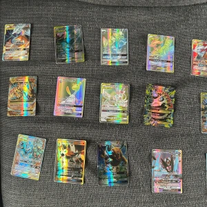 Säljer Pokémonkort samling GX/EX + tillbehör - Säljer Pokémon kort som är gx/ex super bra skick med 22 holo och massa olika andra kort och sleves med coins som är super bra att ha och köp alla och inte styck men super bra grejer som går upp i pris.