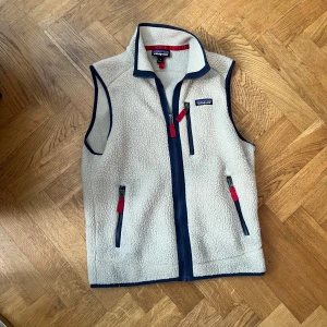 Patagonia väst - Säljer nu min Patagonia väst i storlek S, den är i väldigt bra skick och ifall du har nån fråga är det bara att skicka ett pm.