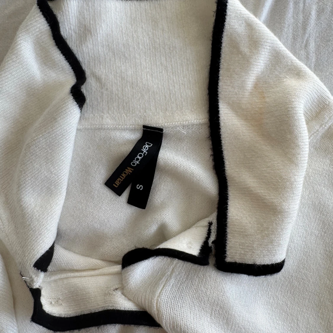 Vit pikétröja med svarta detaljer - 2