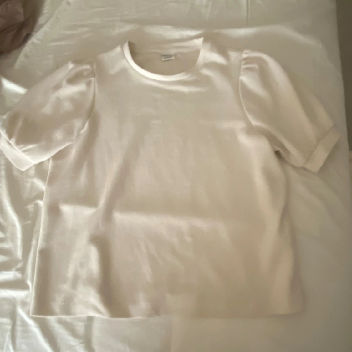 Vit blus med puffärm