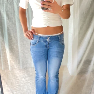 Lågmidjade ljusblå bootcut jeans - Så fina lowaist bootcut jeans som är unika! 🌸  Märke: Vet ej Färg: Blå, Ljusblå 💙 Material: Denim  Midjemått: 36 cm Innerbenslängd: 74 cm  Vid frågor är det bara att höra av sig! 😊 Bundle = rabatt  💕