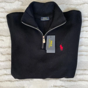 Polo Ralph Lauren Quarter Zip – Men’s Medium – Black - New with tags - Polo Ralph Lauren Quarter Zip – Men’s Medium – Black - New with tags  En oanvänd Ralph Lauren Quarter Zip/Half zip, herrmodell storlek M, men kan nog även passa unisex.   Hör av er vid frågor.   #17