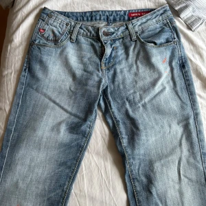 Miss Sixty lågmidjade ljusblå jeans, stl 29 - Skit snygga miss sixty ljusblåa lågmidjade jeans i storlek 29, dom är väldigt lågmidjade med en väldigt cool design. Priset kan diskuteras💕