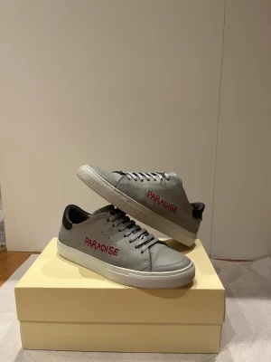  Axel Arigato paradise. - Säljer dessa fina skor från Axel  arigato paradise. Dem är i bra skick och passar perfekt för dig som vill ha ett par fina skor.