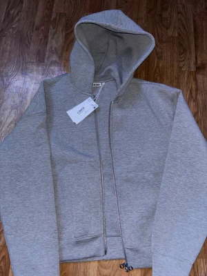 Weekday Grå Zip Hoodie - | Märke: Weekday | Färg: Grå 🩶| Storlek: M, 48/50 | Passform: oversize | Material 26% viskos 5% elastan 69% PES | Skick: Oanvänd med lapparna på  🏷️⭐️|