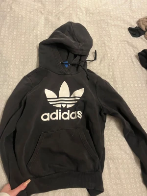 Adidas hoodie - Adidas hoodie använd men fint skick