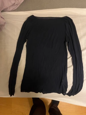 Intimissimi Cashmere långärmad topp - Populär! Marinblå. Säljer då det finns två små hål som knappt syns och jag föredrar en annan färg !!