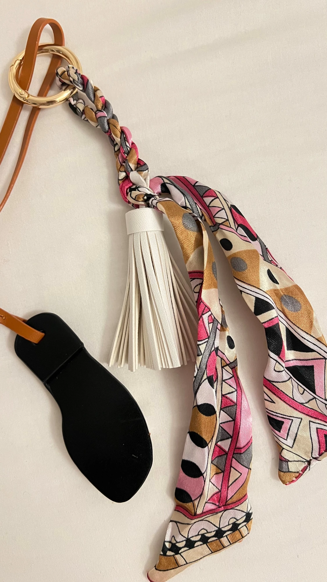 Färgglad nyckelring med tofs och scarf - 2