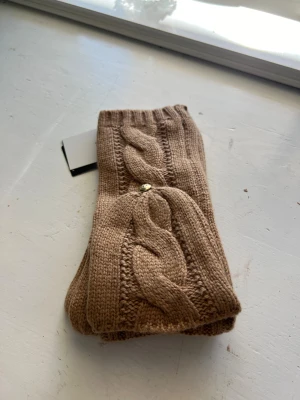 Bruna vantar - Superfina bruna vantar från Ralph Lauren där överdelen går att öppna. Onesize. Swish går bra, köpare står för frakt. Valfritt postombud går bra. 