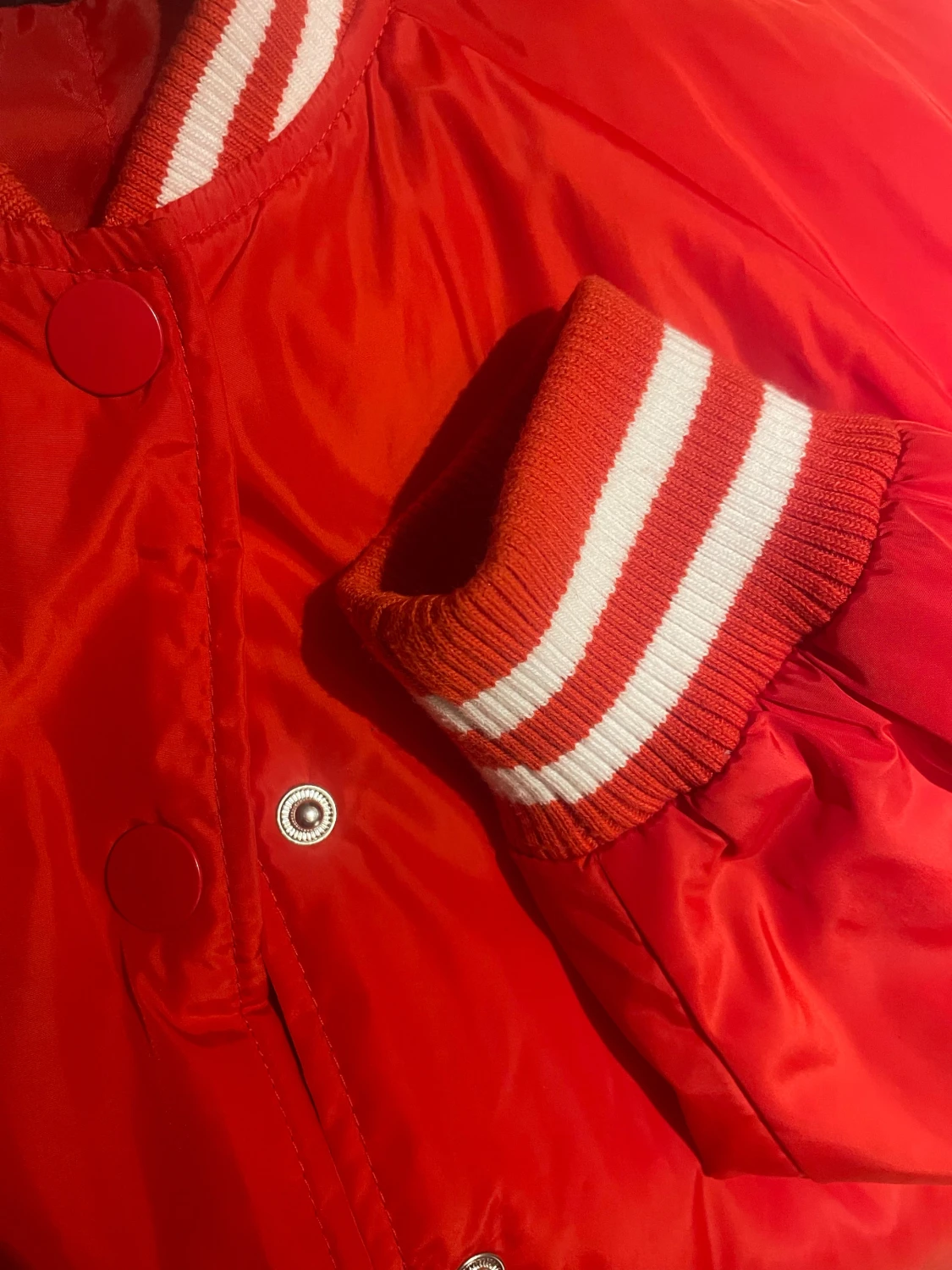 Röd bomberjacka  - 2