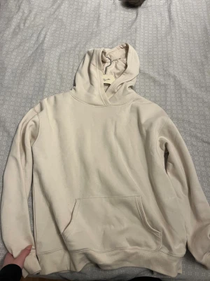 Beiga hoodie  -  knappt använd, skön 