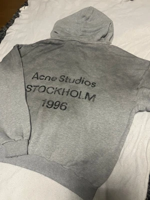 Acnestudios hoodie S - En fin acnestudios hoodie i storlek S, passar runt längden 180, den är i fint skick utan skador eller fläckar och den är äkta, kommer med kvitto sin påse och tag. Skriv vid någon fundering🙌