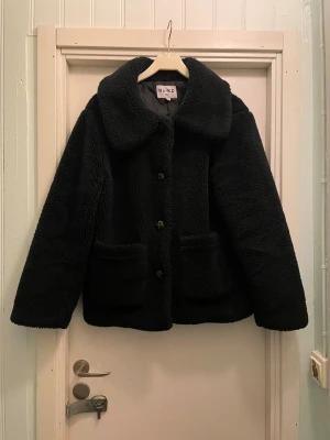 Teddyjacka - Säljer nu min teddyjacka jag köpt på sellpy, den har inte använts av mig och är i väldigt bra skick. Pris går att diskuteras🥰